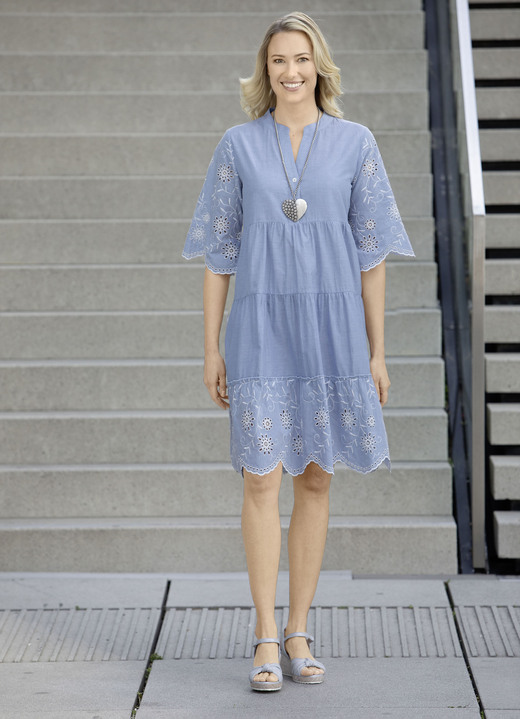 Kleider - Kleid mit feiner Stickerei Kleider - Kleid mit feiner Stickerei, in Größe 034 bis 050, in Farbe JEANSBLAU