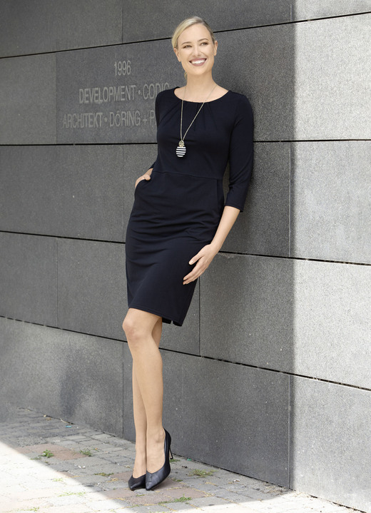 Kleider - Kleid mit zwei Schubtaschen Kleider - Kleid mit zwei Schubtaschen, in Größe 034 bis 050, in Farbe SCHWARZ
