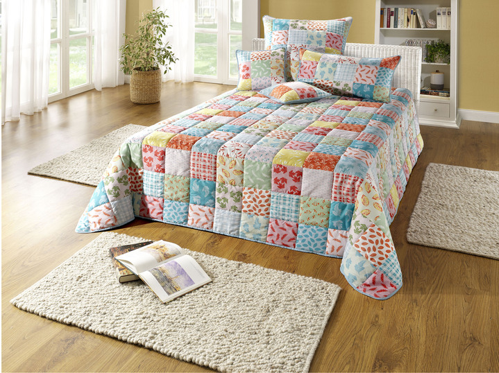 Tagesdecken - Tagesdecke und Kissenbezüge in Patchwork-Optik, in Größe 873 (für Einzelbett, 140x210 cm) bis 926 (Kissenbezug, 80x 80 cm), in Farbe ROSA-GEMUSTERT Ansicht 1