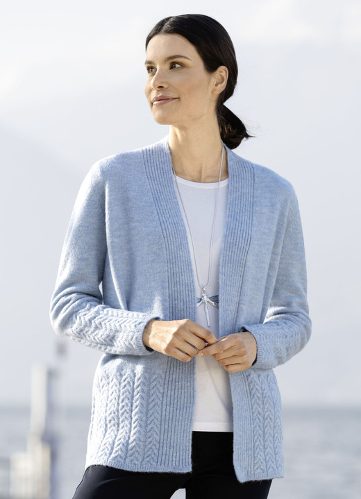 Basics - Strickjacke aus sehr flauschigem Garn, in Größe L(44/46) bis XXL(52/54), in Farbe HELLBLAU Ansicht 1