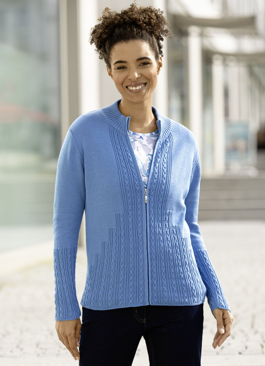 Basics - Strickjacke mit Zopfmuster, in Größe 036 bis 052, in Farbe AZURBLAU Ansicht 1