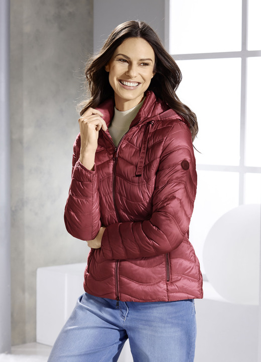 Kurz - Jacke mit abnehmbarer Kapuze Kurz - Jacke mit abnehmbarer Kapuze, in Größe 036 bis 052, in Farbe KARMINROT