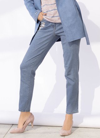 Jeans mit floraler Stickerei