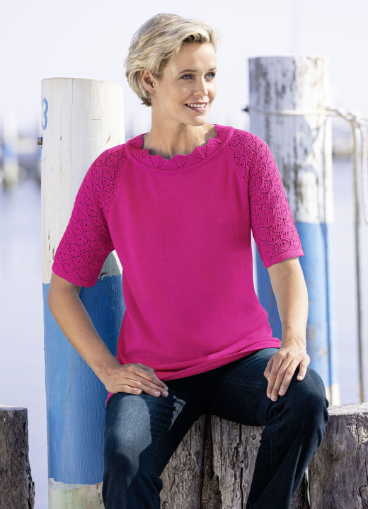 Basics - Pulli mit dekorativem Halsausschnitt, in Größe 036 bis 052, in Farbe HIMBEERE Ansicht 1