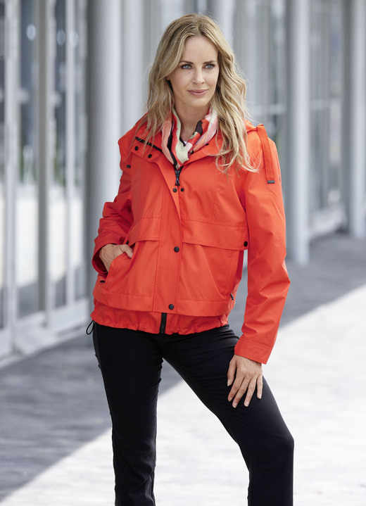 Kurz - Funktionsjacke mit fester Kapuze Kurz - Funktionsjacke mit fester Kapuze, in Größe 034 bis 052, in Farbe CHILIROT
