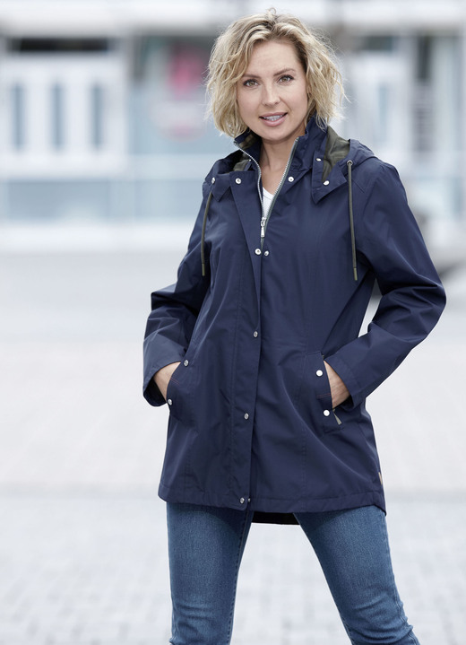 Kurz - Funktionsjacke mit kleinem Regenschild an der abnehmbaren Kapuze Kurz - Funktionsjacke mit kleinem Regenschild an der abnehmbaren Kapuze, in Größe 038 bis 054, in Farbe NAVY