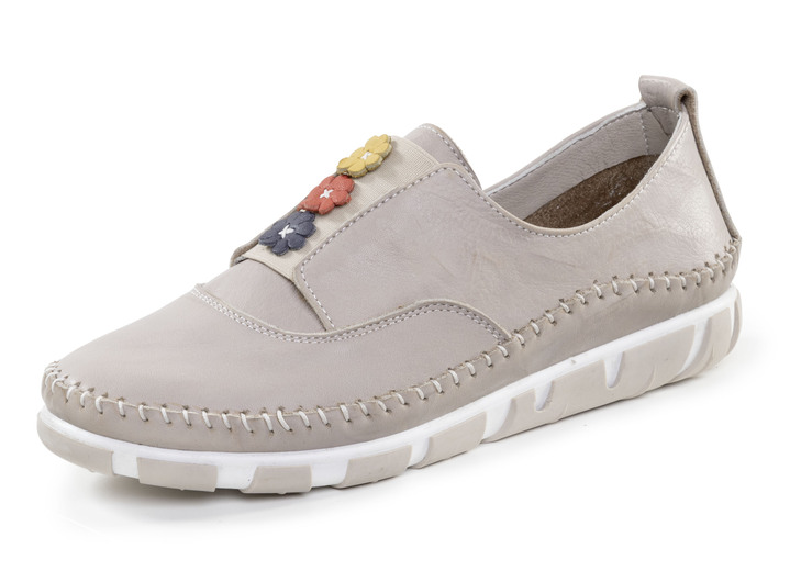 Slipper & Schnürschuhe - Gemini Slipper mit dezenter Knitter-Struktur und bunten Leder-Blüten, in Größe 036 bis 042, in Farbe KIESEL Ansicht 1