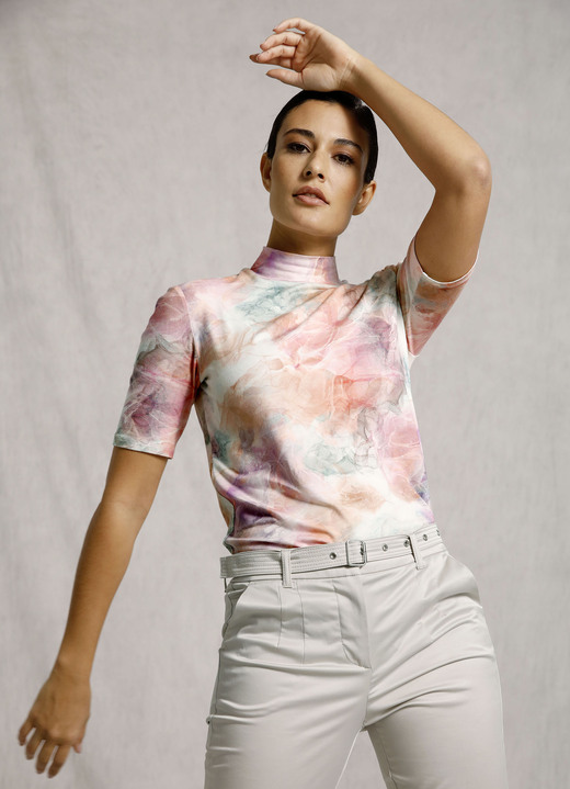 Kurzarm - Shirt mit modischem Stehkragen Kurzarm - Shirt mit modischem Stehkragen, in Größe 044 bis 052, in Farbe MULTICOLOR