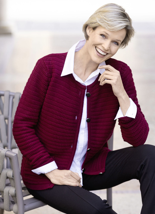 Basics - Strickjacke mit Struktur allover, in Größe 038 bis 054, in Farbe BORDEAUX Ansicht 1