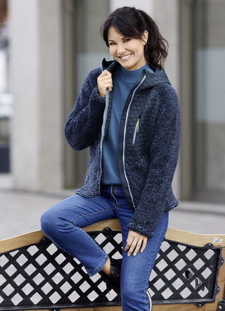 Jacke im aktuellen Materialmix