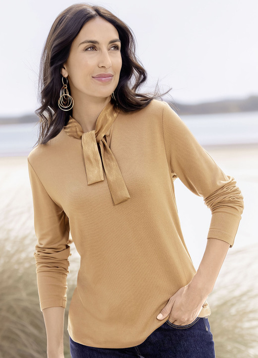 Langarm - Shirt mit Satinschleife, in Größe 036 bis 052, in Farbe CAMEL
