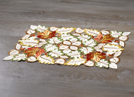Tisch- und Raumdekoration mit herbstlichen Blättermotiven