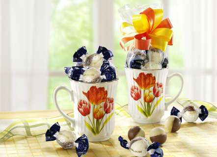 Gefüllte Tassen aus Porzellan mit Tulpendekor, 2er-Set