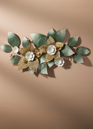 Wanddekoration mit Blüten- und Blättermotiv
