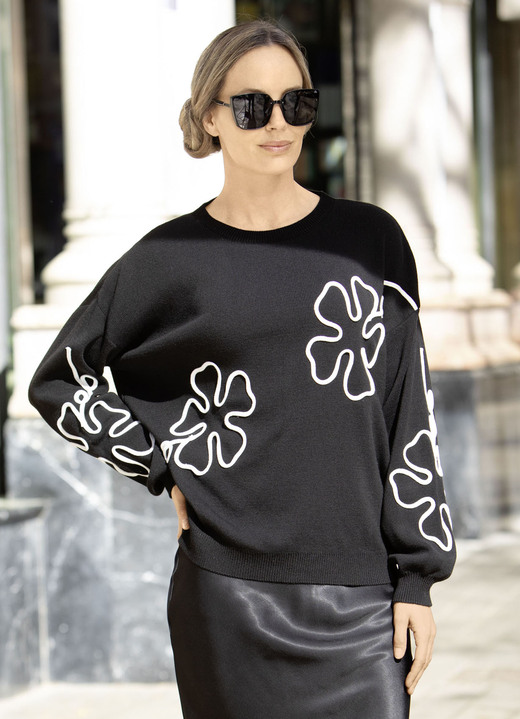 Pullover & Strickmode - Pullover mit aufwendigen Blütenapplikationen Pullover & Strickmode - Pullover mit aufwendigen Blütenapplikationen, in Größe L(44/46) bis XXL(52/54), in Farbe SCHWARZ-WEISS