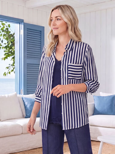 Dame in blau wei&szlig; gestreifter Bluse