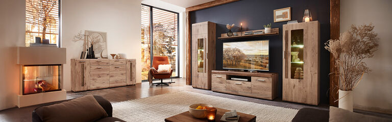 Wunderschönes Wohnzimmer mit Wohnzimmerwand, Sideboard und Kamin