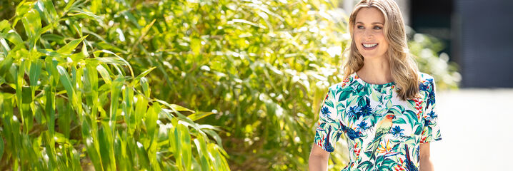 Dame im halb Arm Shirt mit Blumenmuster