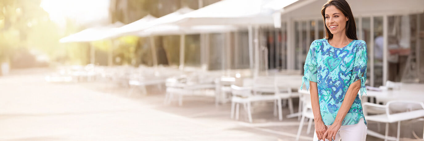 Dame in blauer Shirt-Tunika und weißer Hose