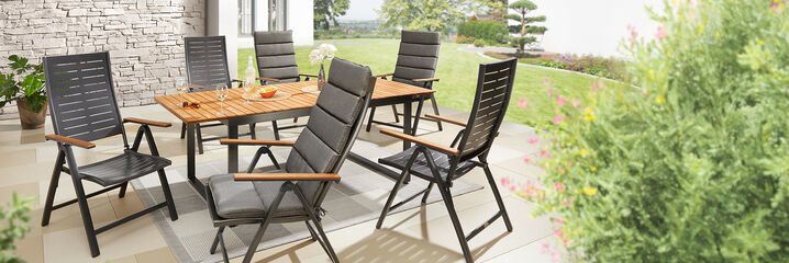 Gartenmöbel: Holztisch und 6 schwarze Gartenstühle