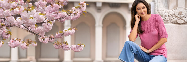 Dame in rosa Shirt und Jeans