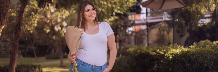 Dame in weißem T-Shirt und Jeans