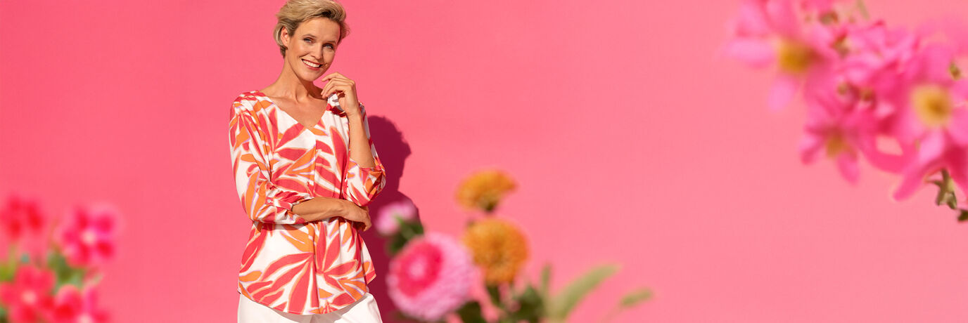 Dame in 3/4-Arm Bluse in Orange-Weiß