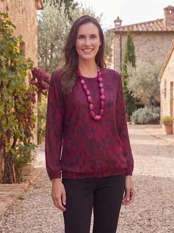 Damen in Oversized Blusen