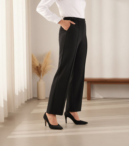 Dame in schwarzer Hose und wei&szlig;er Bluse