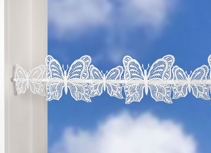 Fr&uuml;hlingshafte Fensterdekoration aus echter Plauener Spitze 