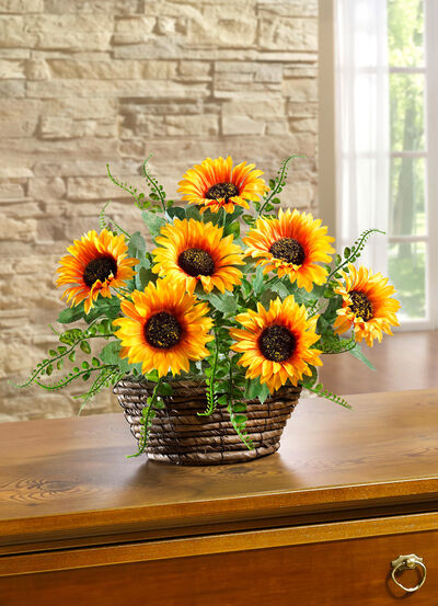 Sonnenblumen-Gesteck in Weidenkorb 
