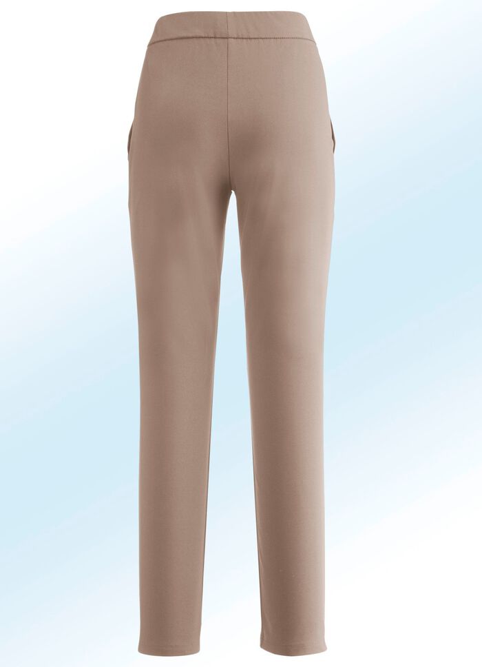 Sportive Hose in aktueller Kn&ouml;chell&auml;nge 