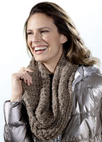 Loop-Schal mit silberfarbenem Glanzgarn 