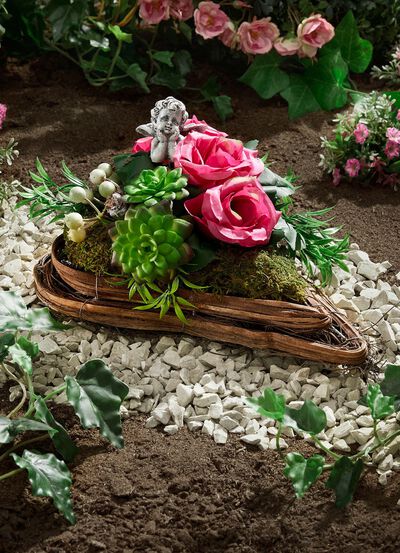 Gesteck in Herzform aus Rattan 