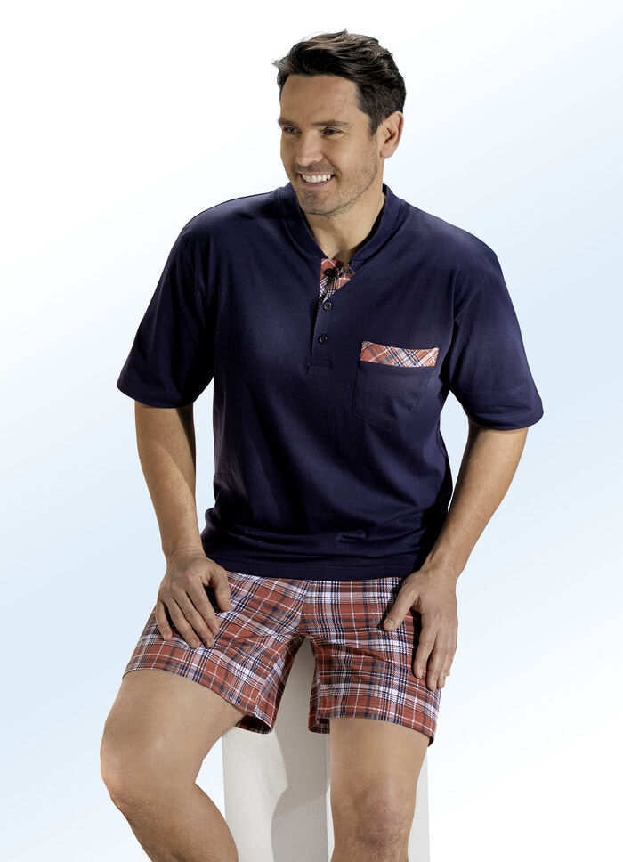 Vorteilspack: Schlafanzug und Shorty mit Knopfleiste, Brusttasche und Karodessin 