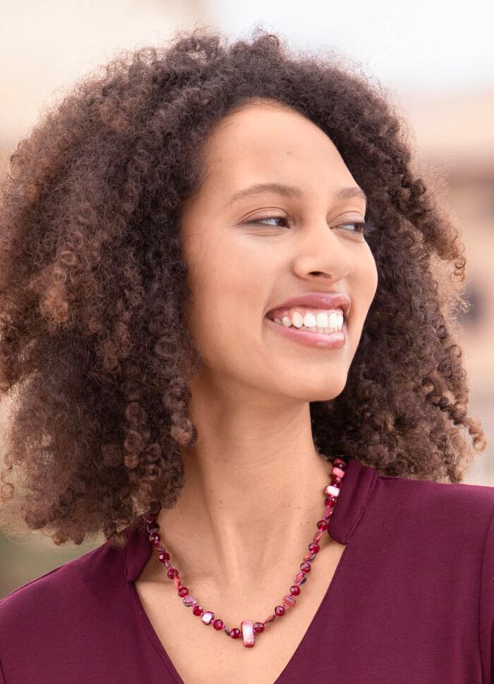 Muschel-Halskette mit facettierten Kristallsteinen 