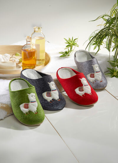 Kuschelwarme Hausschuhe mit Lama-Applikation 