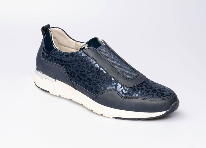 Modischer Stretch-Sneaker im Leo-Look 