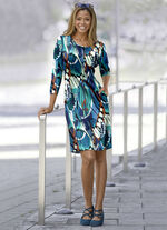Ausdruckstark dessiniertes Kleid