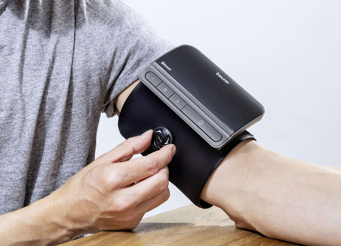 Oberarm-Blutdruckmessger&auml;t mit innovativem easy-Lock-System 