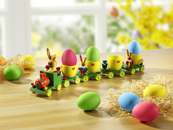 Osterzug mit Waggons die als Eierbecher dienen