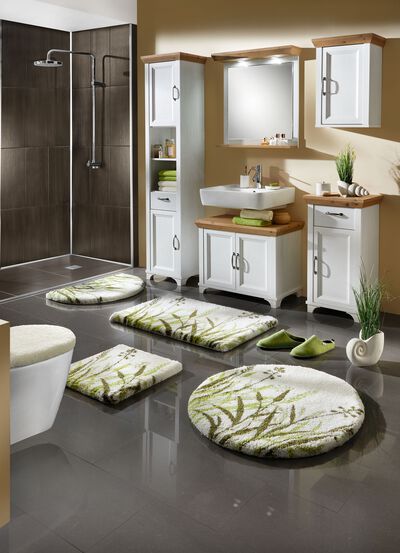 Naturnahe Badgarnitur mit Gr&auml;sermotiv 