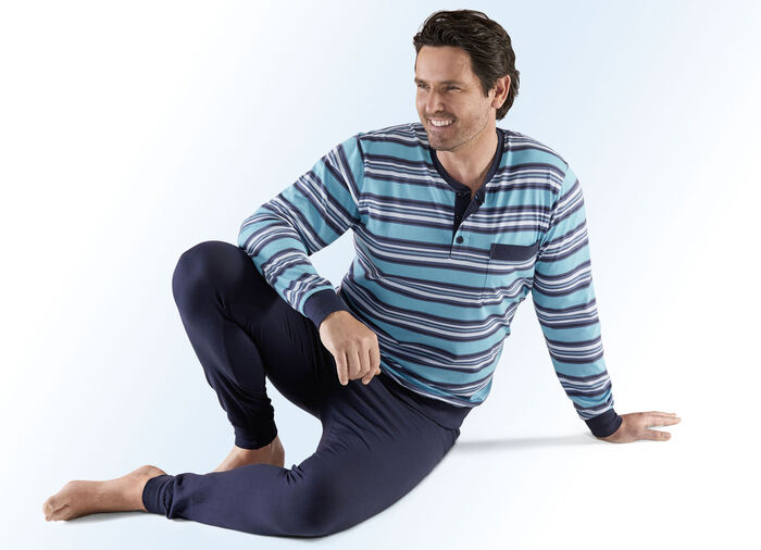 Schlafanzug mit Knopfleiste und garngef&auml;rbtem Ringeldessin 