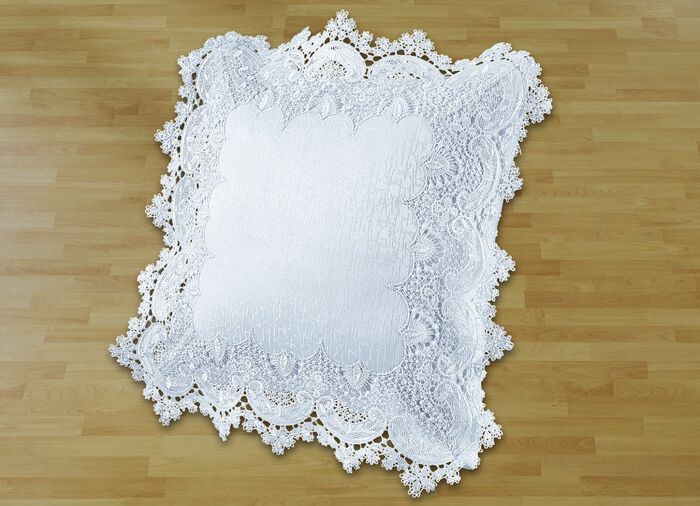 Zauberhafte Tischdekoration aus wollweißer Spitze WOLLWEISS