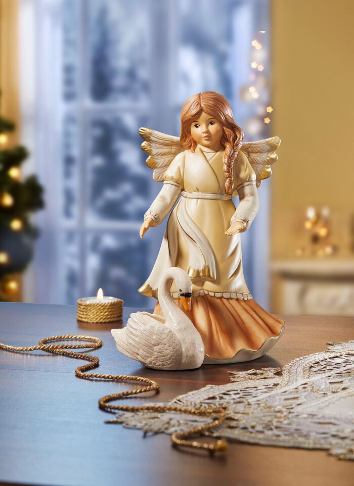 Engel mit Schwan aus Feinsteingut 