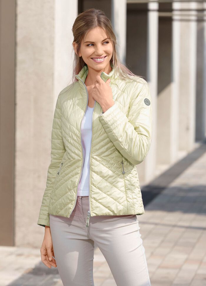 Kurzjacke mit seitlich figurg&uuml;nstiger L&auml;ngssteppung HELLGR&Uuml;N