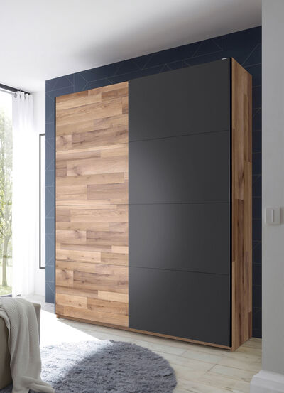 Schwebetürenschrank in moderner Optik 
