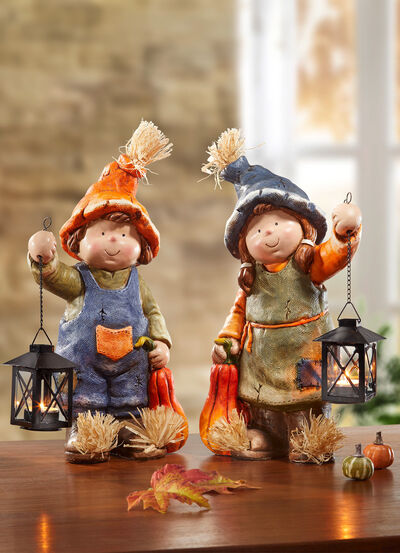 Herbstkinder mit Kürbis und Laterne 