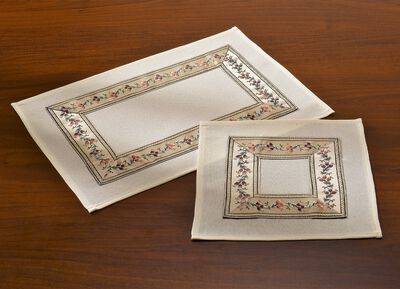 Stilvolle Tisch- und Raumdekoration mit  umlaufender Bord&uuml;re 