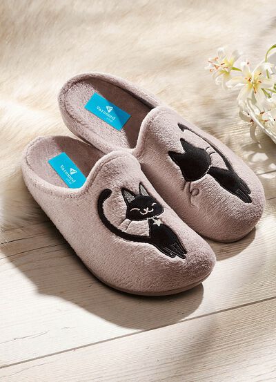 Verspielter Hausschuh mit Gummisohle 